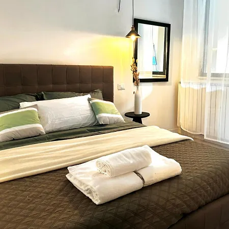 Elegant With Balcony, Free Parking, & Wifi *