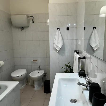 Apartamento Elegant With Balcony, Free Parking, & Wifi