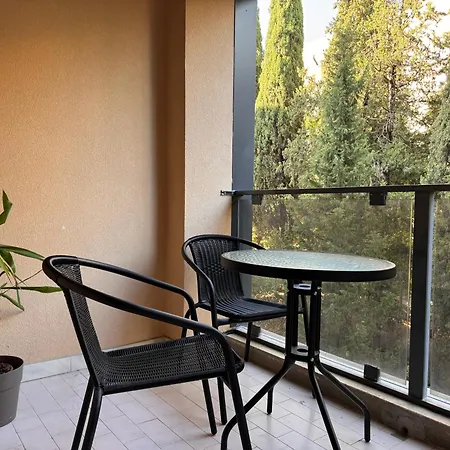 Elegant With Balcony, Free Parking, & Wifi *