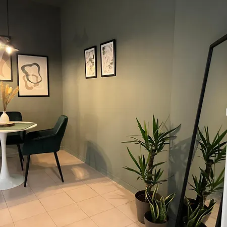Elegant With Balcony, Free Parking, & Wifi 아파트 *