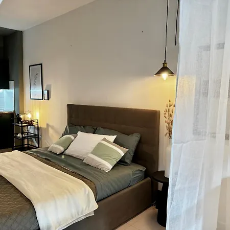 Elegant With Balcony, Free Parking, & Wifi *