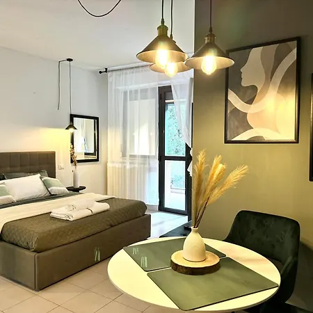 아파트 Elegant With Balcony, Free Parking, & Wifi *