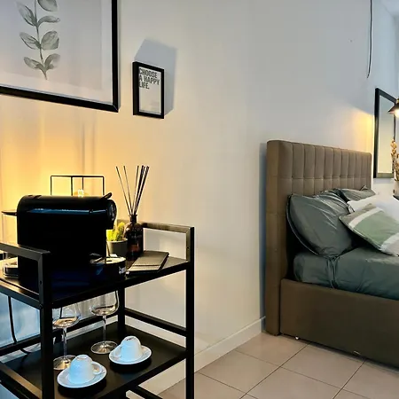 Elegant With Balcony, Free Parking, & Wifi Apartment *