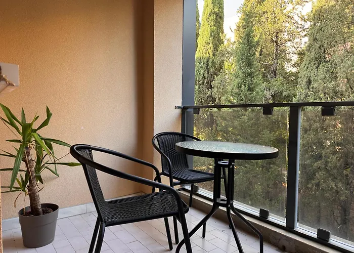 Elegant With Balcony, Free Parking, & Wifi *