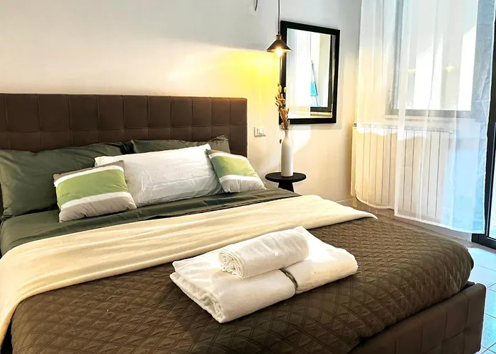 Elegant With Balcony, Free Parking, & Wifi *